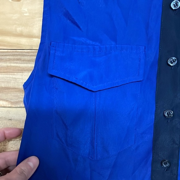 J.Crew Size 4 Blue with Navy Sleeveless Silk Button Down Blouse with pockets - Picture 2 of 8